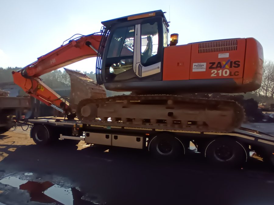 Kettenbagger auf dem Tieflader vor dem Transport zur Baustelle